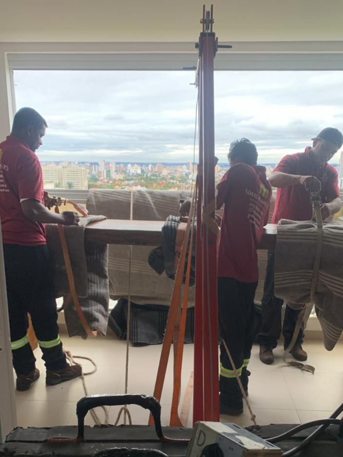 Içamento de móveis grandes em edifício